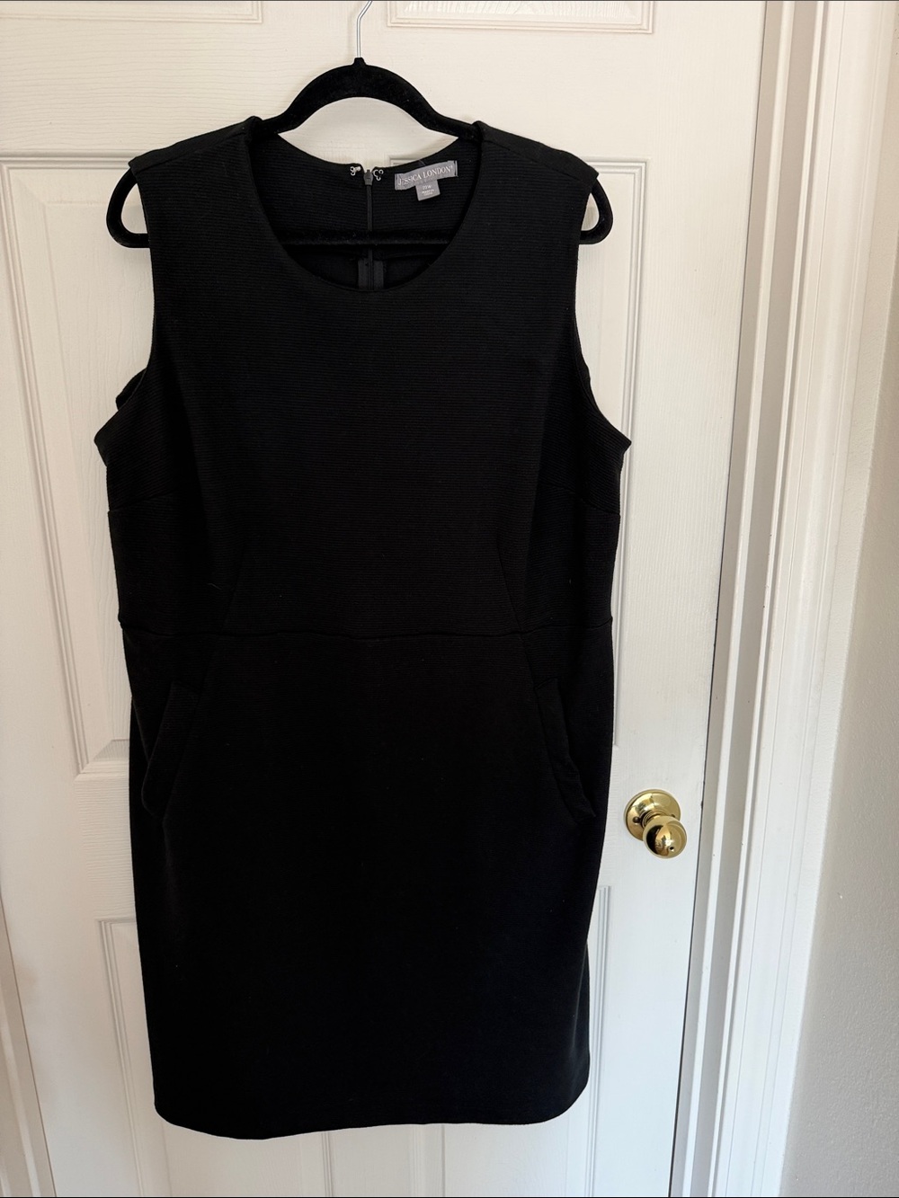 Jessica Howard Black Sleeveless Midi Shift Dress